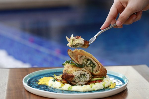 ¿Cómo lograr un look de oficina con elementos de moda deportiva?