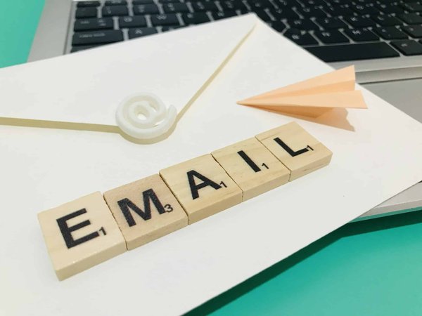 ¿Cómo crear una estrategia de email marketing para aumentar las ventas en una tienda en línea?